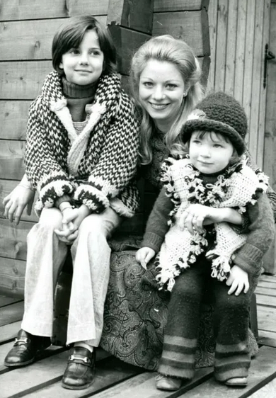 AgatheIrene's tweet photo. La comédienne #AgatheNatanson sur le tournage de "La  maison des bois" de #Pialat (1971), recevant sans doute la visite de ses enfants.
Plus 70es, impossible. https://t.co/tgvkL8Znhy