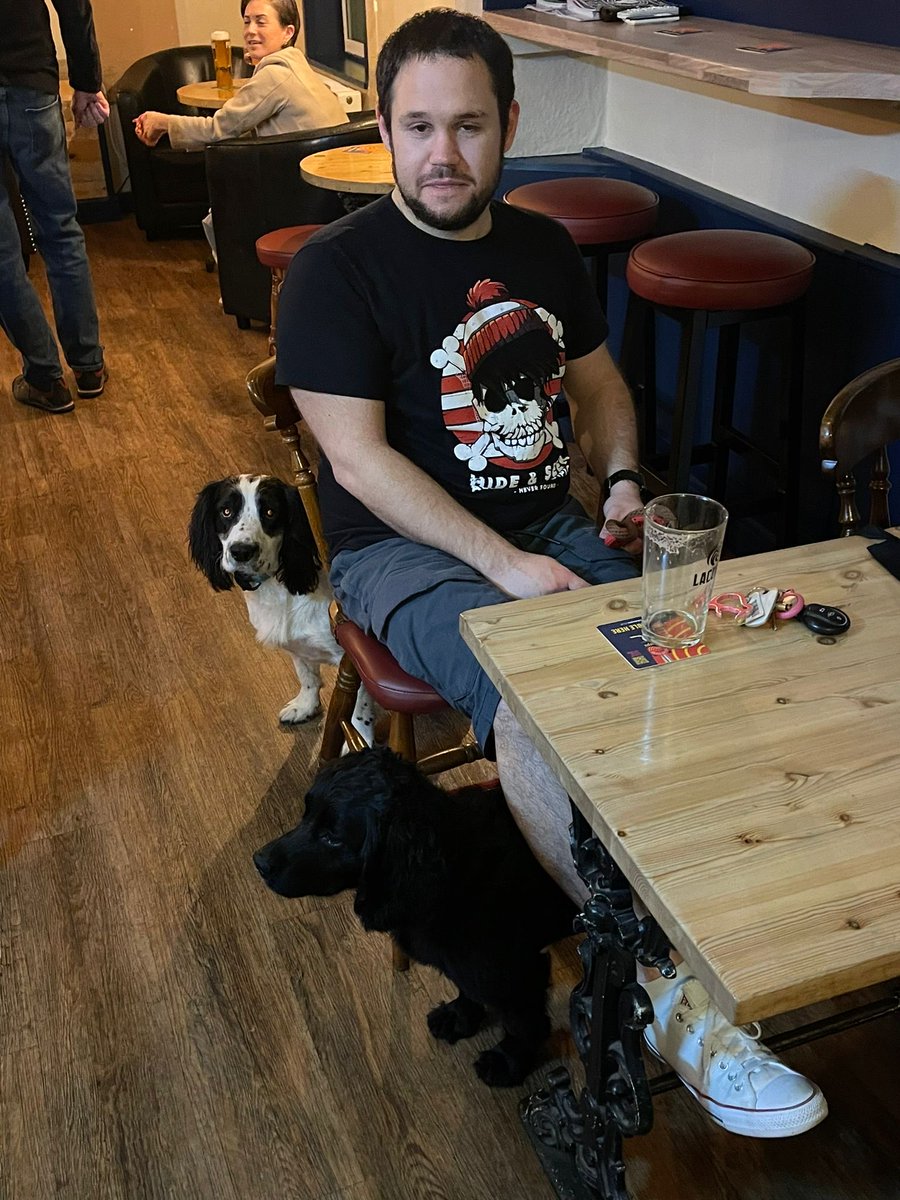We are very good pub doggies. Even a new one to us like this with human friend Ben! #coreskill #dogsoftwitter #DogsofTwittter #dogsofx