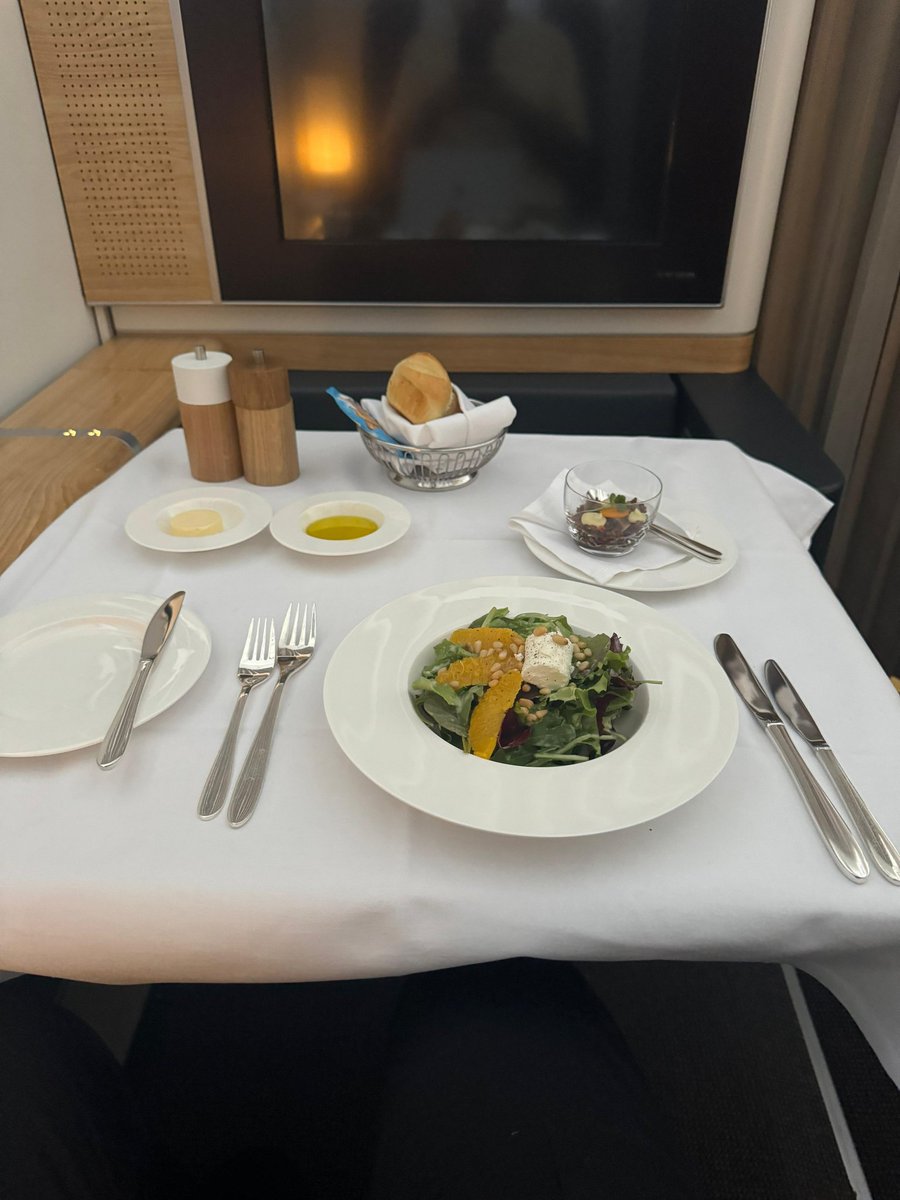 ujjwal1600's tweet photo. Well, again, onboard Swiss First from ZRH-DEL, and it's growing on me. This time, with a nice selection of mouthwatering appetizers and main courses, summed up with an extravagant dessert as well as some really nice Sprungli chocolates.
✈️🍴🍨 #SwissFirst #AvGeek https://t.co/p1xt0cFHkL