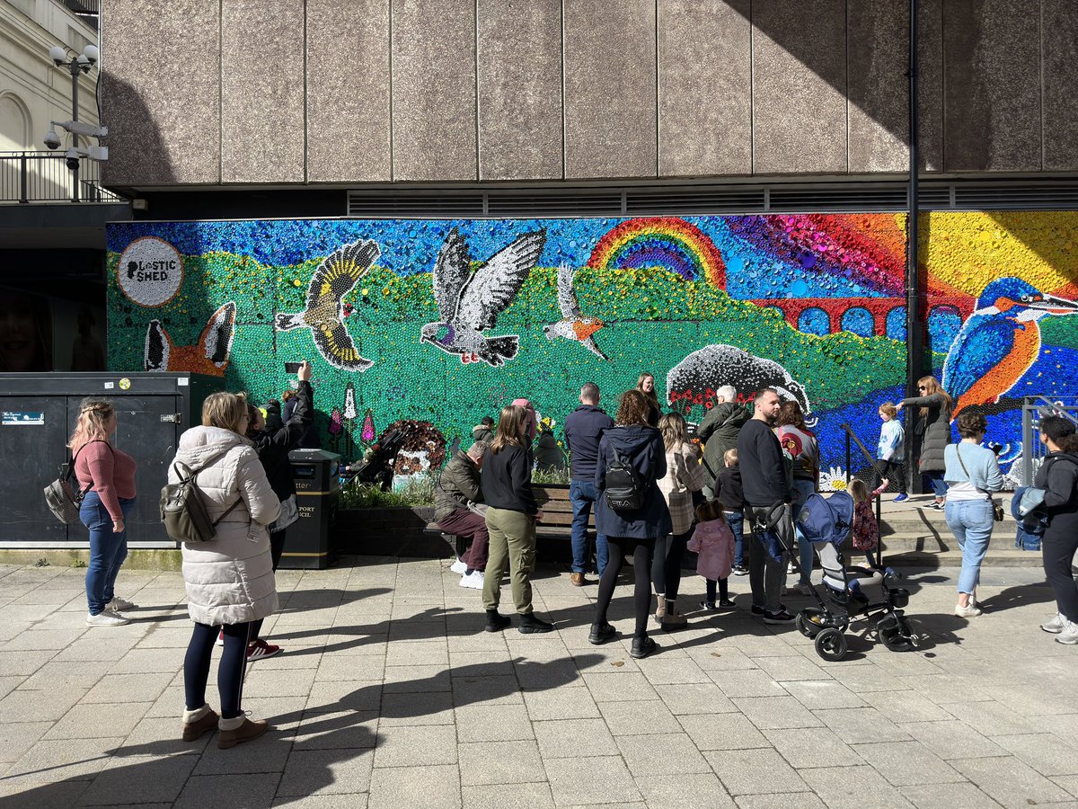 This @Plastic_Shed mural created with recycled plastic bottle tops is absolutely incredible 😍