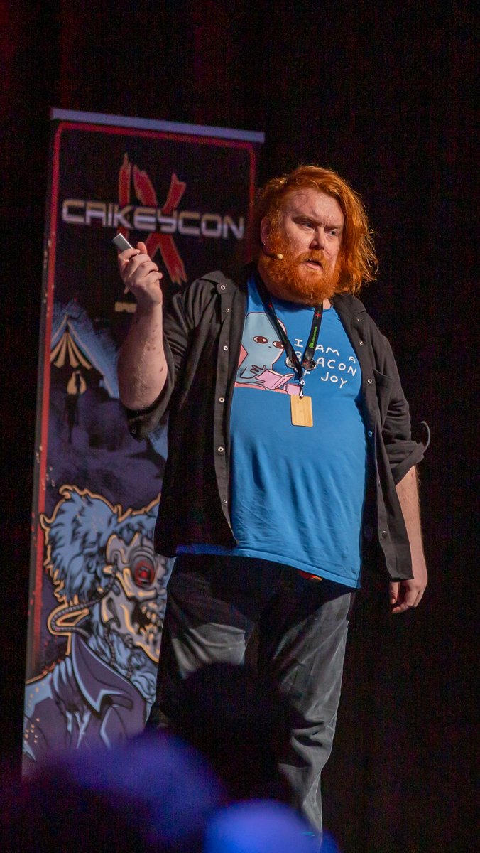 Iain (@wan0net) closed out a brill @CrikeyCon 
Great tips: on vpns, homelabs, awesome pooches, interviewing secrets and a live demo on how to fuel your homelab with on bundy rum! 
Legend organiser of @comfyconau - on very soon! - au.comfycon.rocks