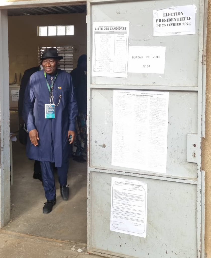 Visiting some polling stations on election day in Dakar with members of the West African Elders Forum (@TheWAEF ), as millions of Senegalese vote in today's presidential election. We wish the people of Senegal a peaceful and successful conclusion of today's polling to enable the