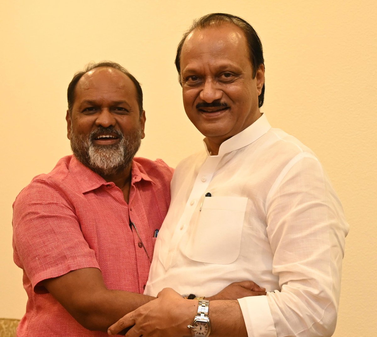 ANI's tweet photo. Maharashtra | Mahadev Jankar, chief of RSP (Rashtriya Samaj party) joined Mahayuti in the presence of Maharashtra CM Eknath Shinde, Dy CMs Ajit Pawar and Devendra Fadnavis.

(Photo source - BJP) https://t.co/NjGgiSRSWP