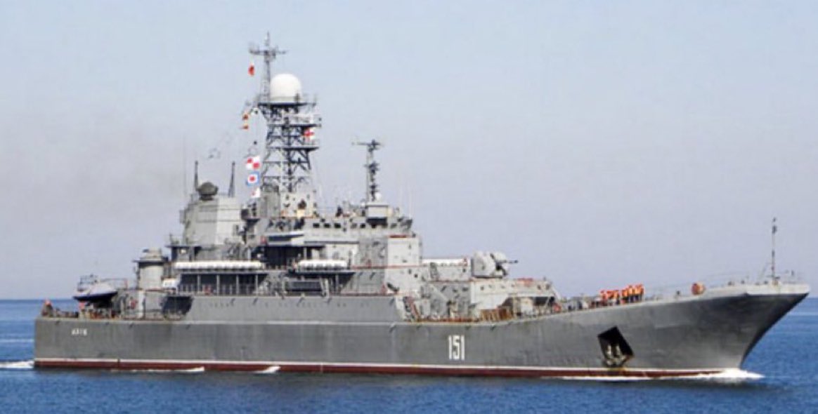 ♦️ 💪🇺🇦 Les missiles de croisière ukrainiens Storm Shadow ont touché et détruit deux grands navires de débarquement de classe Ropucha de 112 mètres de long en Crimée la nuit dernière ! «Azov» et «Yamal» ont été détruits. La flotte russe de la mer Noire n'a pratiquement plus de…