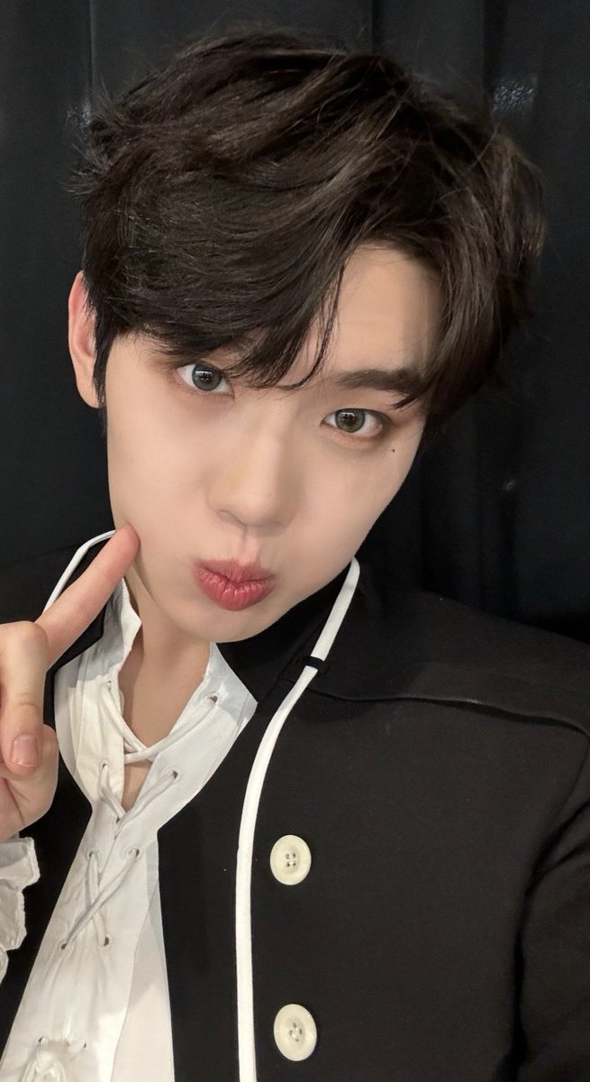 _💌
 
제로즈~ 오늘 너무 행복했고 고생 많았어!! 내가 무대가 무섭고 힘들었던 순간이 있었는데 어제오늘로 극복이 된 것 같아~ 너무 고맙고 항상 아낌없는 사랑 느끼고 있어!! 앞으로도 성장하는 아이돌 되도록 할게요 사랑합니다~❤️🌸

#KIMTAERAE #김태래
#ZEROBASEONE #ZB1 #제로베이스원