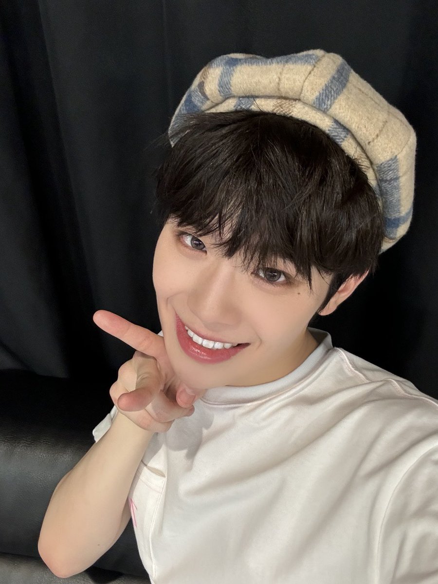 ZB1_official's tweet photo. _💌
 
제로즈~ 오늘 너무 행복했고 고생 많았어!! 내가 무대가 무섭고 힘들었던 순간이 있었는데 어제오늘로 극복이 된 것 같아~ 너무 고맙고 항상 아낌없는 사랑 느끼고 있어!! 앞으로도 성장하는 아이돌 되도록 할게요 사랑합니다~❤️🌸

#KIMTAERAE #김태래
#ZEROBASEONE #ZB1 #제로베이스원 https://t.co/8PYEvD8N5z