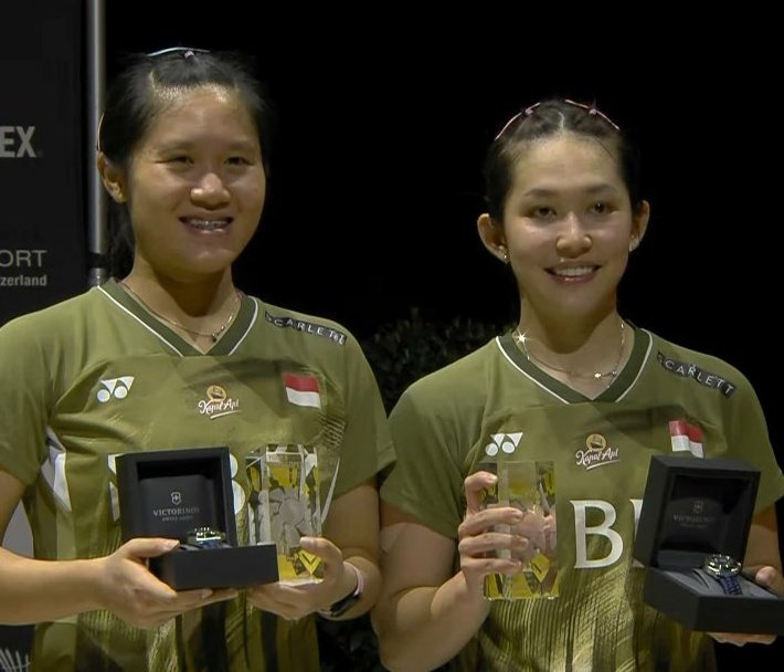 ainurohman's tweet photo. Apresiasi kepada Lanny/Ribka yang berhasil meraih gelar BWF World Tour pertama dalam karier mereka. 

Ribka adalah salah satu pemain ganda putri paling berbakat di Indonesia saat ini.

Sayang, berkali2 ganti partner, berkali2 harus beradaptasi, motivasi yg naik turun, dan hasil2 yang stagnan, membuat bakatnya tdk benar2 bisa muncul dan membuahkan prestasi hebat.

Lanny di sisi lain, dgn tenaga mudanya, dgn antusiasmenya, menjadi pelengkap yang sempurna bagi Ribka sepanjang pekan ini.

Selamat menikmati gelar ini. Semoga terus melesat, terus bersinar..