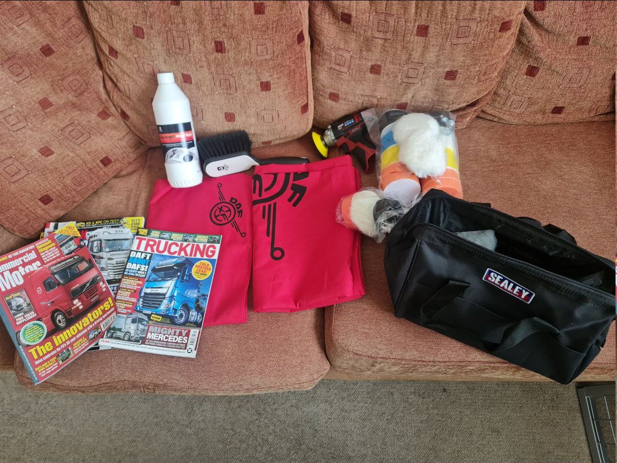 dad came to visit and gave me some presents for my birthday! some nice DAF bedding, alcoa wash (expensive stuff!) a proper scrubby brush for them, and a polishing kit for my exhaust box and tank. so i better buy some white diamond eh