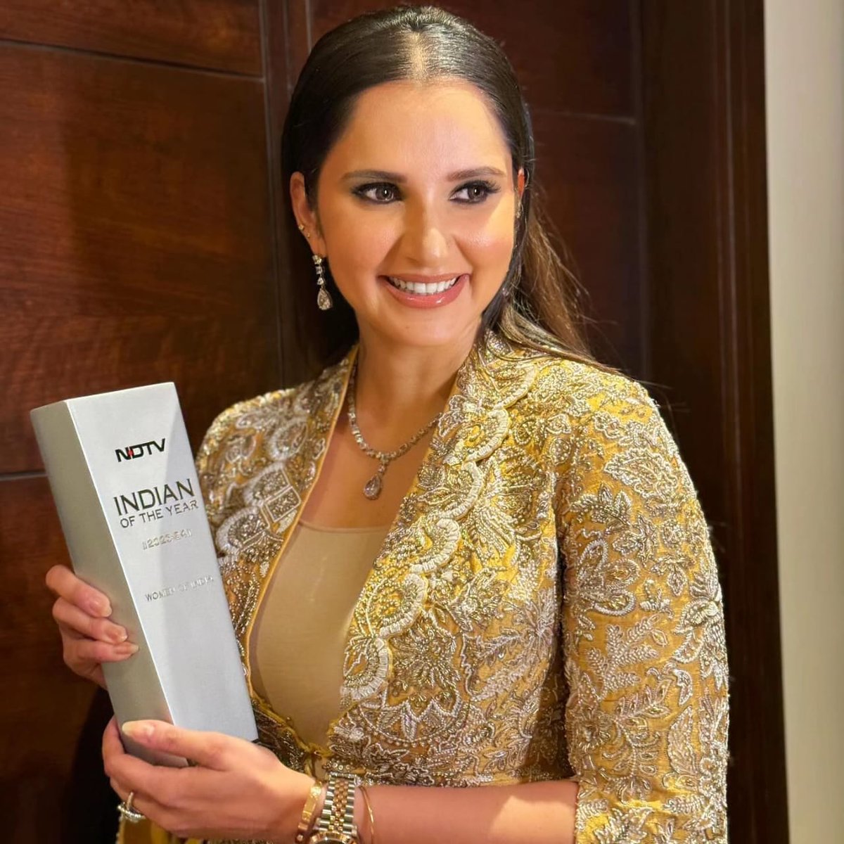 Sania Mirza gets honoured as 'Indian of the Year' at NDTV Awards- Women of India conclave! #HomeOfChampions