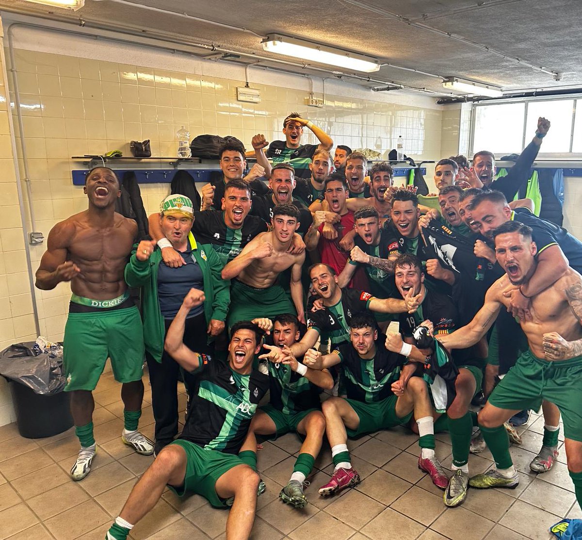 uesants's tweet photo. PRIMER EQUIP

QUINA VICTÒRIA A FIGUERES‼️😍

@UEFigueres 1 - 2 @uesants 

⚽Eloi Pozuelo
⚽Álex Ruiz

#orgullsantsenc⚪🟢 https://t.co/GRwgs6pEaS