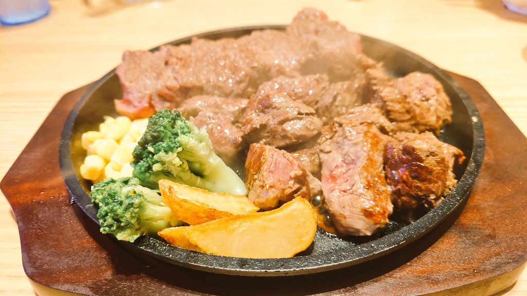 JINROH69072's tweet photo. ベビメタLIVE後のアフター!
今日も1日、満喫させて頂きましたm(_ _)m 楽しかった〜🤣
お約束のがっつりステーキ!
昨日の沖縄料理は写真撮り忘れちゃいました(笑)
明日は沖縄観光して帰ります!
次のベビメタLIVEは5月末のSSAに参戦予定です✨
#LEGEND43_DAY2
#BABYMETAL https://t.co/OhpVrTluYe