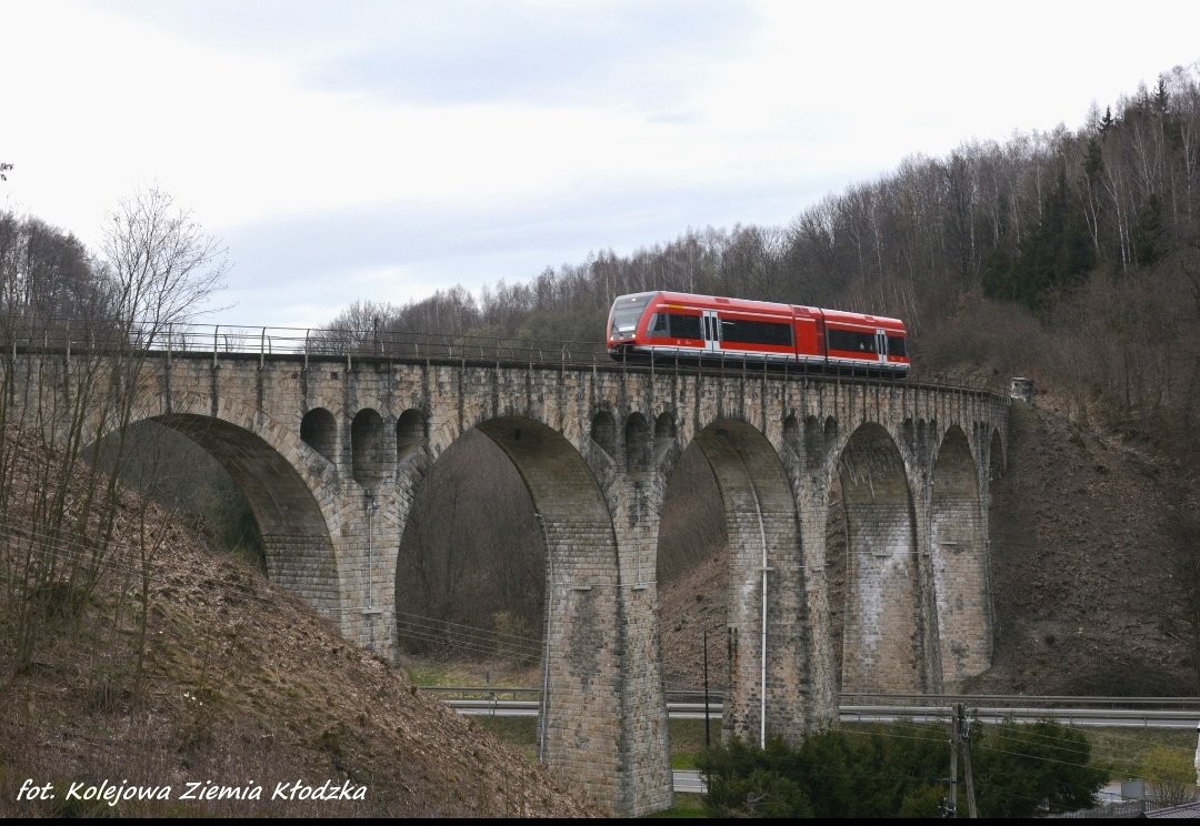 Fana43124688's tweet photo. DE: Ein deutscher Zug 🚝 in den Farben des Spitzenverkehrsunternehmens Deutsche Bahn auf der Linie 309 als Personenzug auf der Strecke #BadKudowa/#KudowaZdrój und #Glatz/#Kłodzko
Deutsche Züge kehren nach Schlesien zurück.
#Polen #Schlesien
@CG0386 @paddleonthesea @trilatus https://t.co/97dBojP4cO