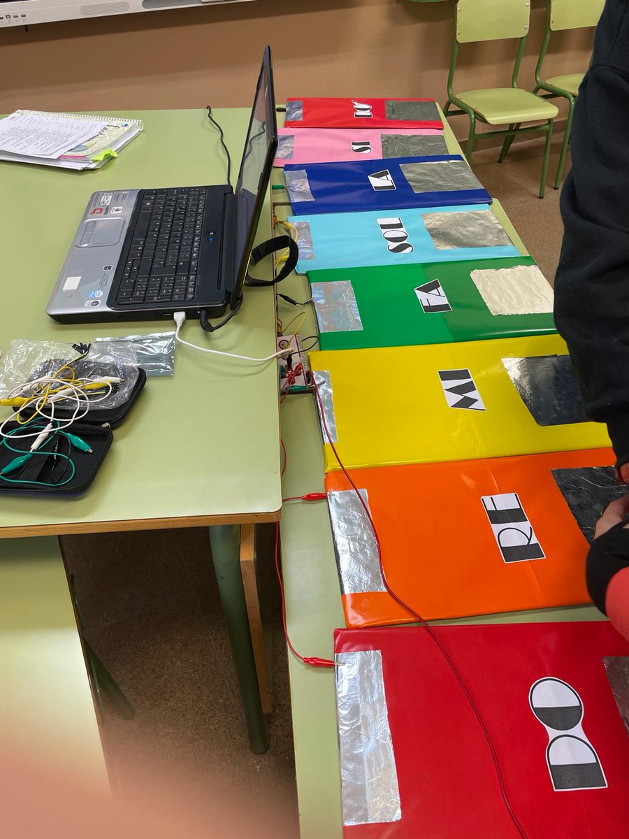 CEIPBoecillo's tweet photo. Los alumnos de primaria han terminado el trimestre repasando contenidos de música con Kahoot y experimentando con unos pianos muy especiales. Gracias a Alberto e Isabel por su ayuda.
@CDE_Valladolid
@VALLA_TIC
#CompDigEdu_CyL
#CompDigEdu_VA
#TiCyL
#CentrosEducacyl https://t.co/Ri3aZ1uxtr