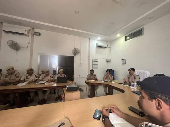airnews_ghy's tweet photo. Today a crime review meeting was held, before the ensuing #LS_Poll at SP Office primarily focusing on improving quality of Chargesheet for better conviction rate and to intensify drive against NDPS.
#AkashvaniReport: Bijoy
@DGPAssamPolice @gpsinghips @Jorhat_Police @assampolice https://t.co/1JN2m2LIJA