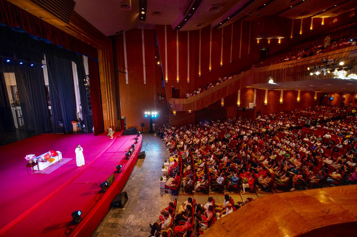 Gurudev's tweet photo. Before leaving for Singapore, a program for general public of Ho Chi Minh City. (2/2) https://t.co/qp5zdW9zlM