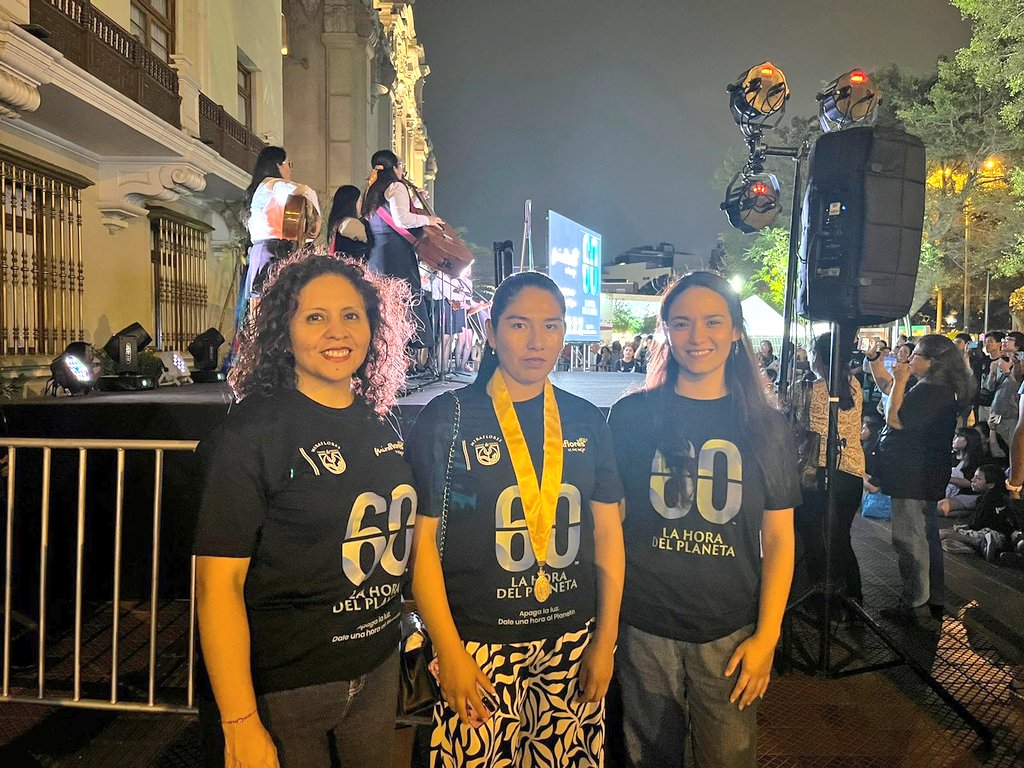 📢 La directora de la Dirección General de Cambio Climático y Desertificación, Milagros Sandoval, estuvo presente en el parque Kennedy en #Miraflores, conmemorando #LaHoraDelPlaneta, donde hubo bicecleteada, pasacalle y exhibición de panel solar.