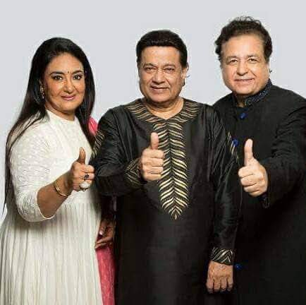 anupjalota's tweet photo. Strike a pose! ๐ธ Excited to be shooting for our England ghazal tour with the incredible Jaspinder ji and Ashok Khosla ji. The stage is set, the melodies ready. Can't wait to share this musical journey with all of you! ๐ถ
#GhazalTour #MusicLegends #PosingWithFriends #MelodiesInEngland #MusicalJourney