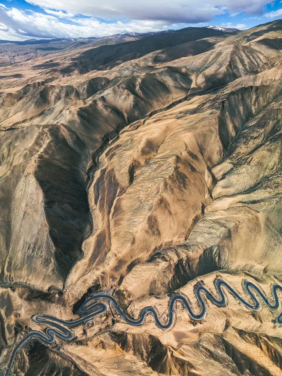 从空中俯瞰这片沟壑纵横的大地，以及纠缠盘旋的盘龙古道，该用什么样的词语，才能准确形容？