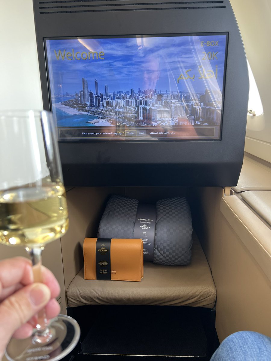 ScottFeasey's tweet photo. Forgot how good @etihad business class is. https://t.co/uztpFr1qYa