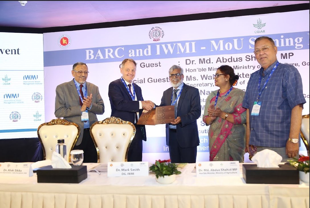 Finding solutions for future water security depends on collective action through partnership. Thrilled to launch a new MoU between @IWMI_ and the Bangladesh Agricultural Research Council to pursue this goal through partnership in Bangladesh. 🇧🇩