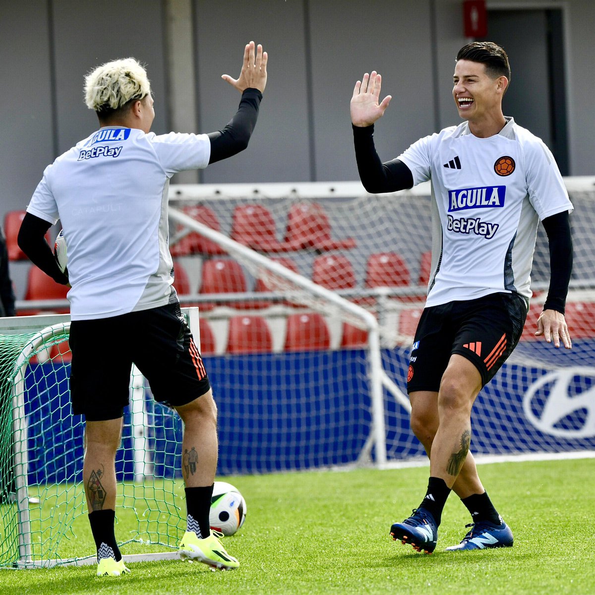📸  𝙀𝙡𝙡𝙤𝙨 𝟮... 🔥🔥🔥🔥🔥🔥🔥🔥

<a href="/juanferquinte10/">Juanfer Quintero</a> <a href="/jamesdrodriguez/">James Rodríguez</a> 😮‍💨

#TodosSomosColombia 🇨🇴