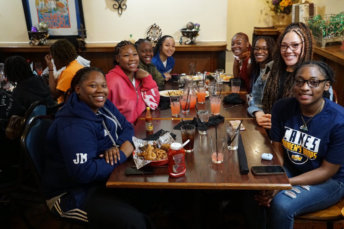 𝒯𝒽𝒶𝓃𝓀 𝒴𝑜𝓊 to the GSW Foundation for providing last night’s team meal for @GSW_WBasketball at the NCAA DII #EliteEight! 🧑‍🍳😘🤌