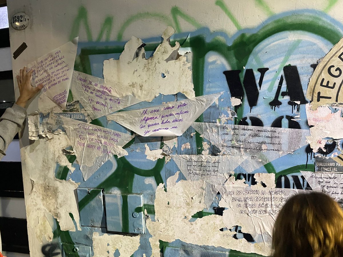 sofiaarottoli's tweet image. Desenmaraño mi grito
que no es mío nada más.
No queremos volver atrás,
Por el futuro lo canto:
Memoria, Verdad, Justicia.
No son palabras nada más.
No queremos volver atrás,
lo canto así, con poesía.