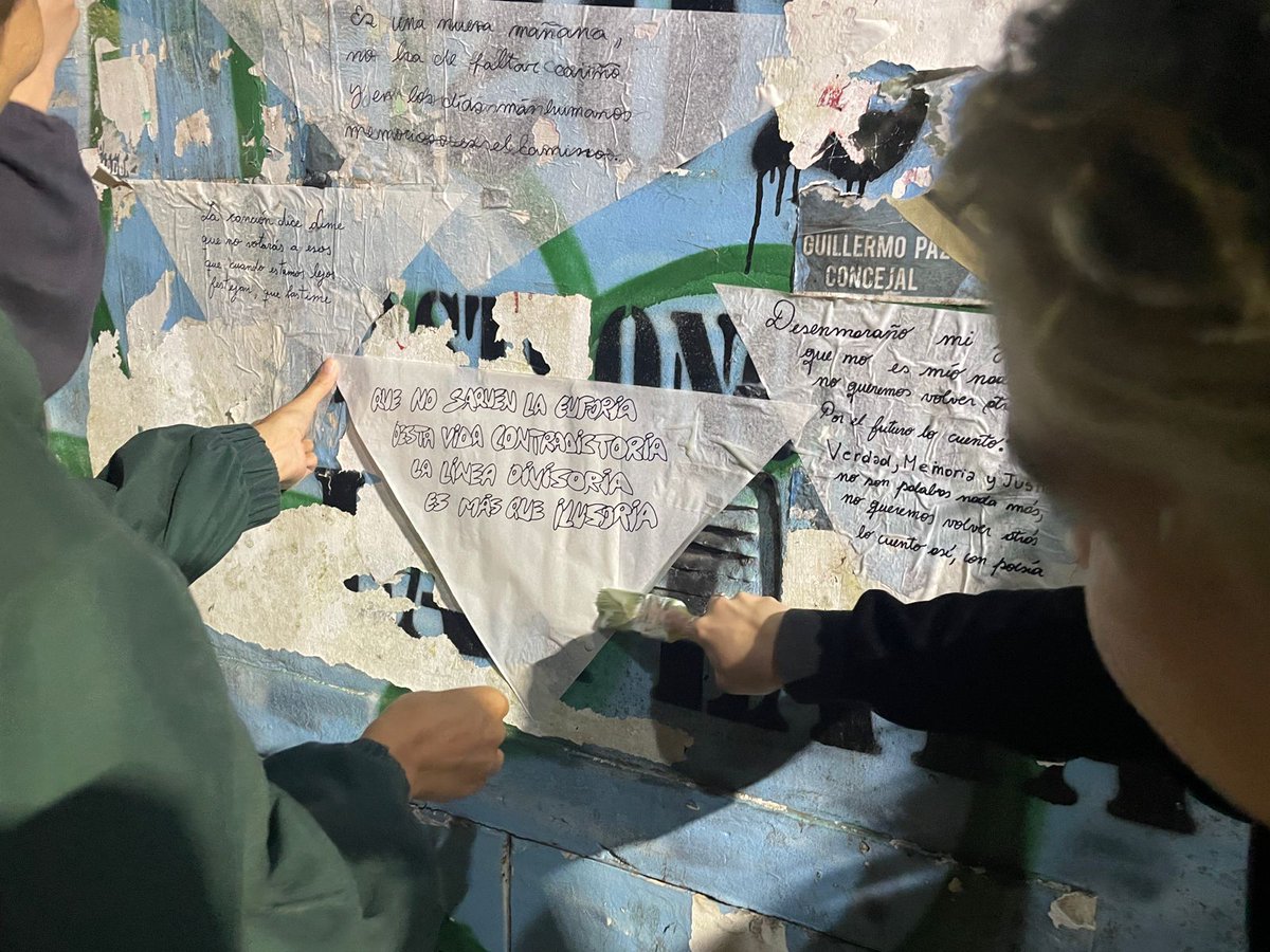 sofiaarottoli's tweet image. Desenmaraño mi grito
que no es mío nada más.
No queremos volver atrás,
Por el futuro lo canto:
Memoria, Verdad, Justicia.
No son palabras nada más.
No queremos volver atrás,
lo canto así, con poesía.