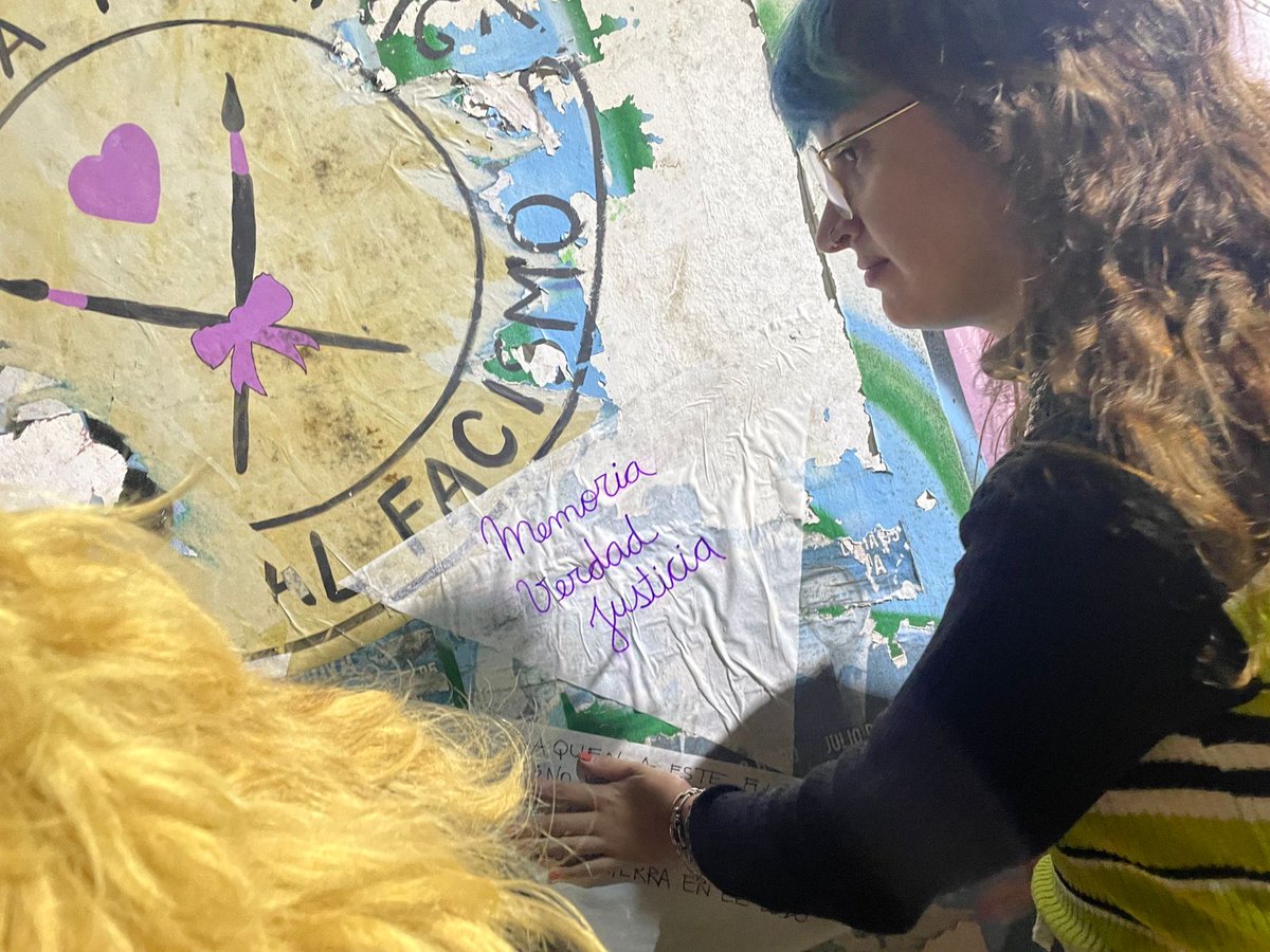 sofiaarottoli's tweet image. Desenmaraño mi grito
que no es mío nada más.
No queremos volver atrás,
Por el futuro lo canto:
Memoria, Verdad, Justicia.
No son palabras nada más.
No queremos volver atrás,
lo canto así, con poesía.