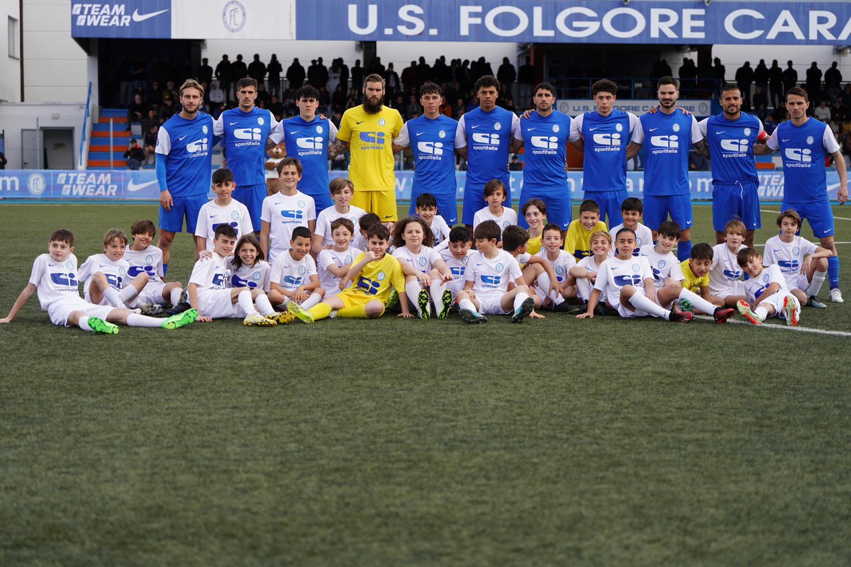 𝐈𝐧𝐢𝐳𝐢𝐚 𝐚𝐝𝐞𝐬𝐬𝐨 𝐅𝐨𝐥𝐠𝐨𝐫𝐞 𝐂𝐚𝐫𝐚𝐭𝐞𝐬𝐞-𝐂𝐚𝐫𝐚𝐯𝐚𝐠𝐠𝐢𝐨‼️⚪️🔵

I nostri piccoli campioni del 2012 hanno accompagnato le squadre in campo⚽️

𝐔𝐧𝐚 𝐬𝐪𝐮𝐚𝐝𝐫𝐚, 𝐮𝐧𝐚 𝐟𝐚𝐦𝐢𝐠𝐥𝐢𝐚… 𝐅𝐨𝐫𝐳𝐚 𝐅𝐨𝐥𝐠𝐨𝐫𝐞 𝐂𝐚𝐫𝐚𝐭𝐞𝐬𝐞🙌🏼⚪️🔵