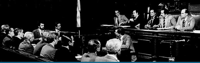 agustincampero's tweet photo. “Salvo que la conciencia moral de los argentinos haya descendido a niveles tribales, nadie puede admitir que el secuestro, la tortura o el asesinato constituyan hechos políticos o contingencias del combate.”
Julio César Strassera, en su alegato en el juicio a las juntas. https://t.co/JYq5iogpeM