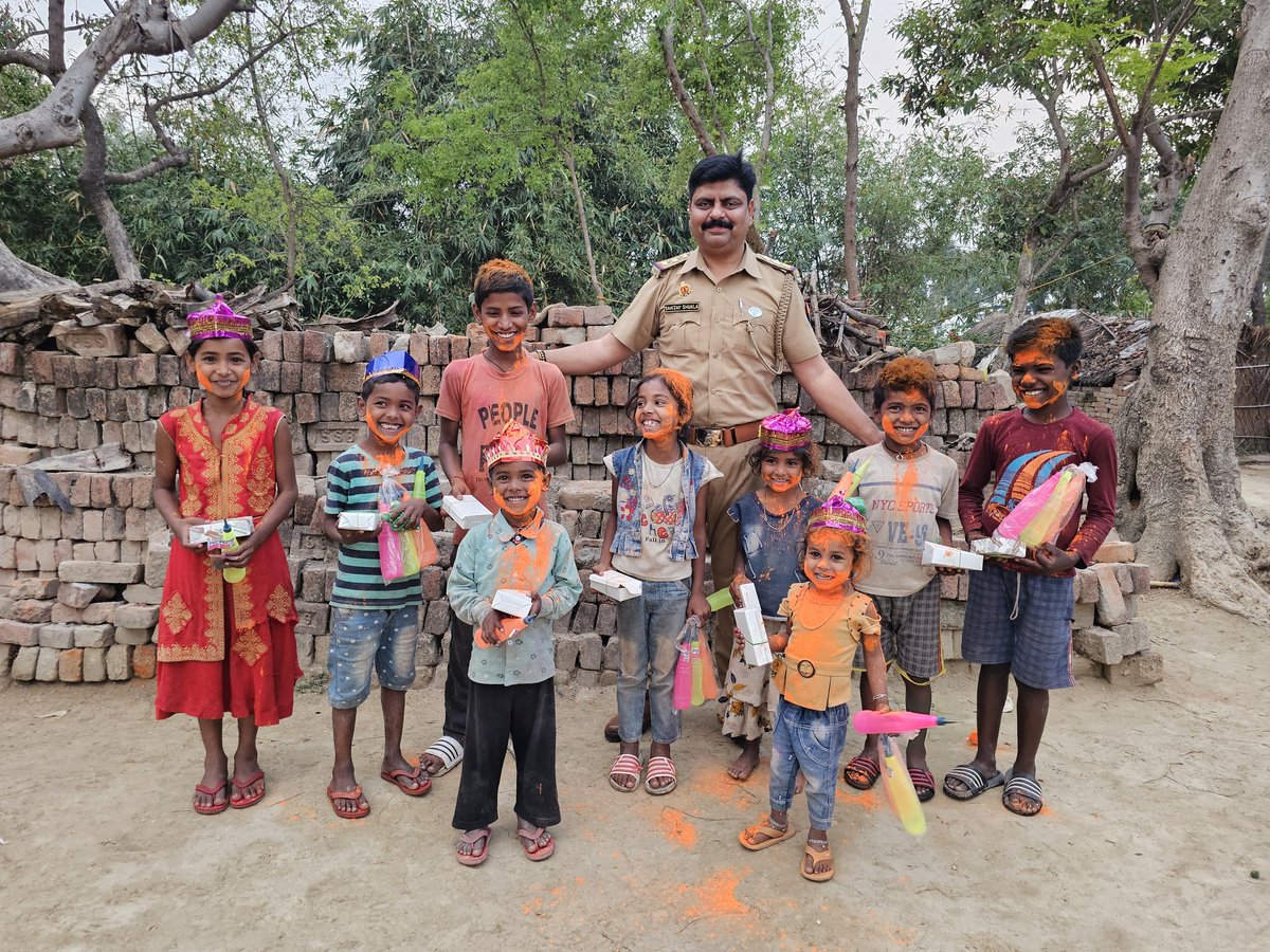 #थाना_गड़वार_पुलिस की होली नन्हें मुन्हे बच्चों के साथ💝😘🎁🎊
#BalliaPolice 
#UPPolice