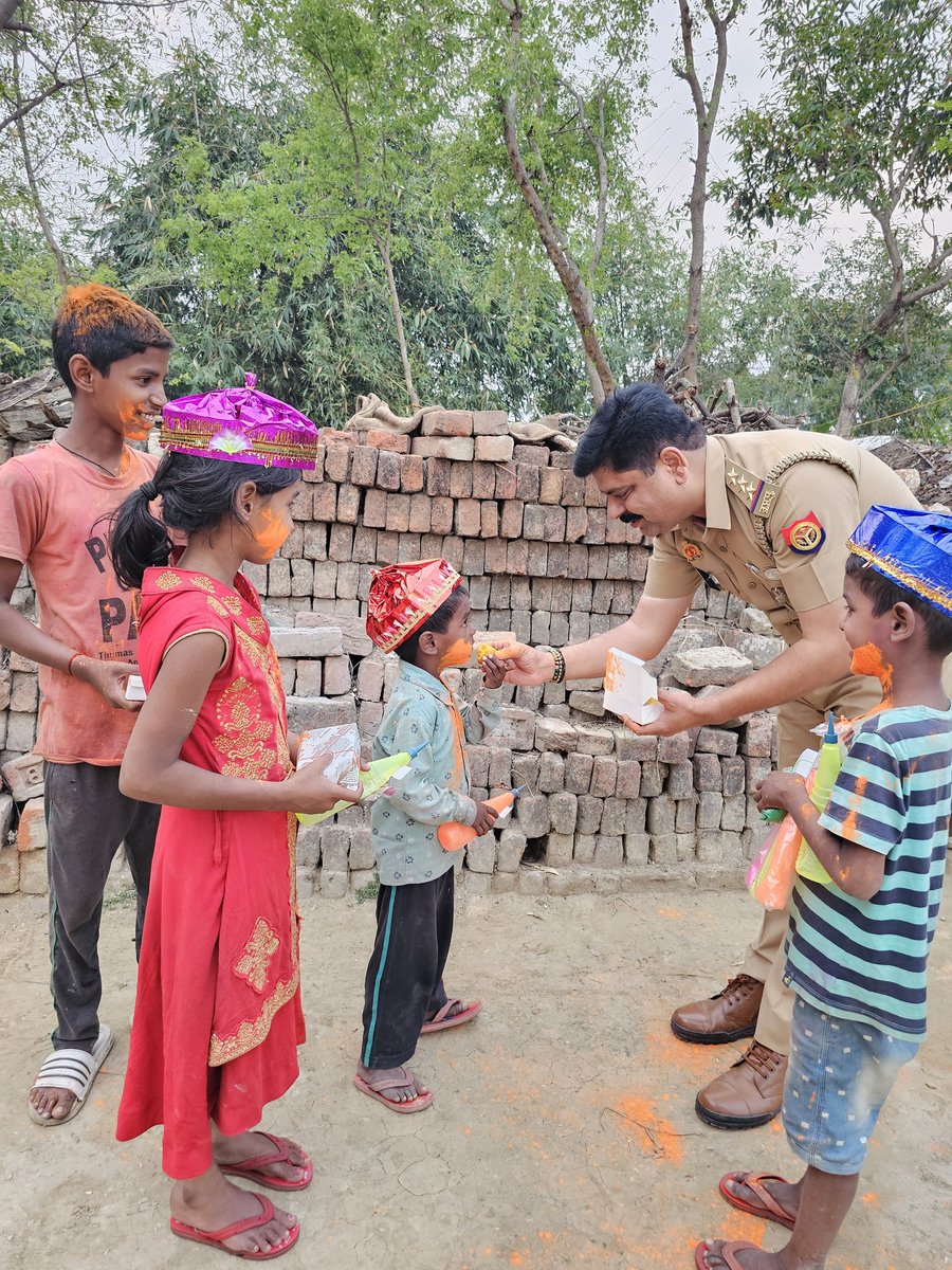 sanjaycyber's tweet photo. #थाना_गड़वार_पुलिस की होली नन्हें मुन्हे बच्चों के साथ💝😘🎁🎊
#BalliaPolice 
#UPPolice https://t.co/s6D7lf6KvL