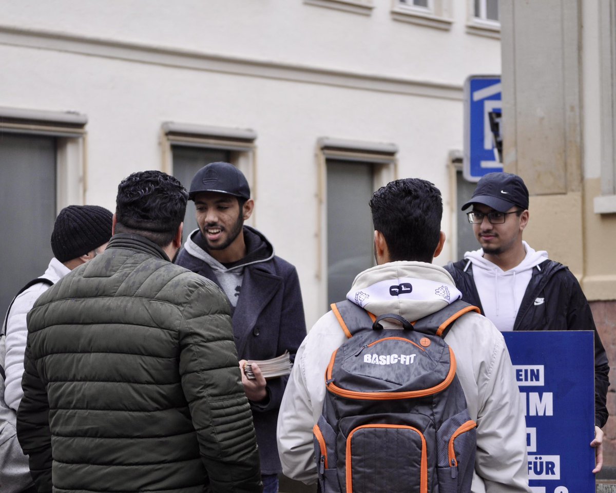 AhmadiyyaJugend's tweet photo. Ein Wochenende voller Dialog und Gemeinschaft! Die Ahmadiyya Jugendorganisation in Heidelberg, Eppelheim und Schwetzingen hat wieder einmal bewiesen, dass Zusammenhalt und Austausch der Schlüssel zu einer harmonischen Gesellschaft sind.

#Dialogaktion #AhmadiyyaJugend https://t.co/MxJsGikmBj