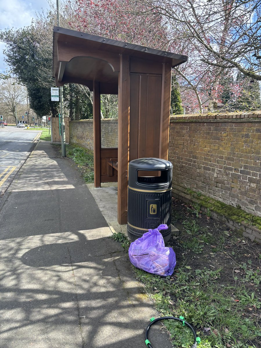 Great turnout today in #Tadworth village supported by @TadworthWalton for the @KeepBritainTidy #GBSpringClean 2024 Fantastic community #littepicking The Environment Belongs to Everyone 🐝🌸♻️ facebook.com/share/p/rdghzX…