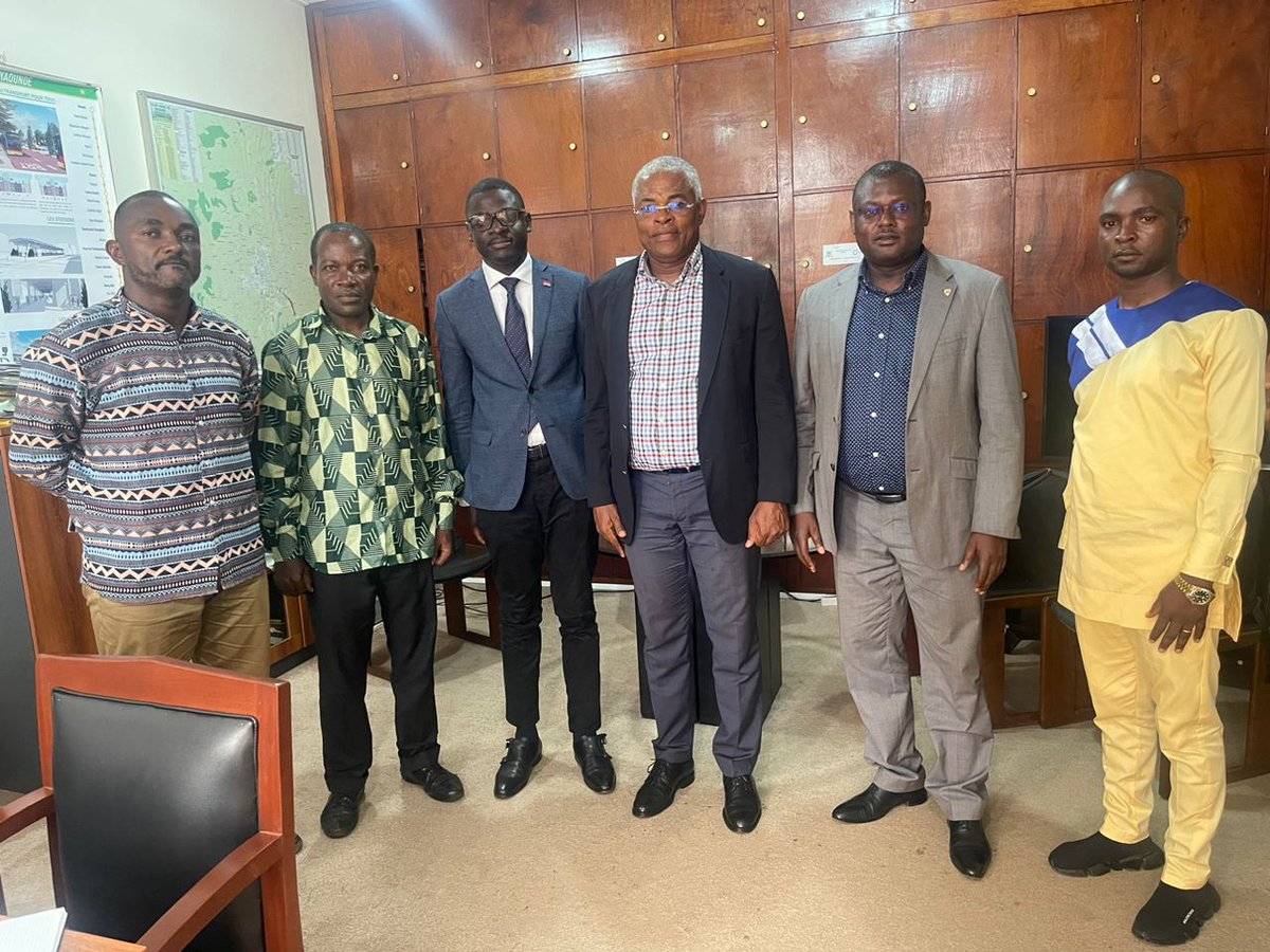 ElounaBoris's tweet photo. Toujours à propos de #CLEANAIRYaoundé Une occasion rare de rencontrer le Conseiller Technique no1 (Conseiller technique du super Maire). Nous essayons d'intégrer les données de l'App AirQo dans les interventions et les prises de décisions des actions politiques. 
#AirQo
#HoPiT https://t.co/Z7JLi28kwx
