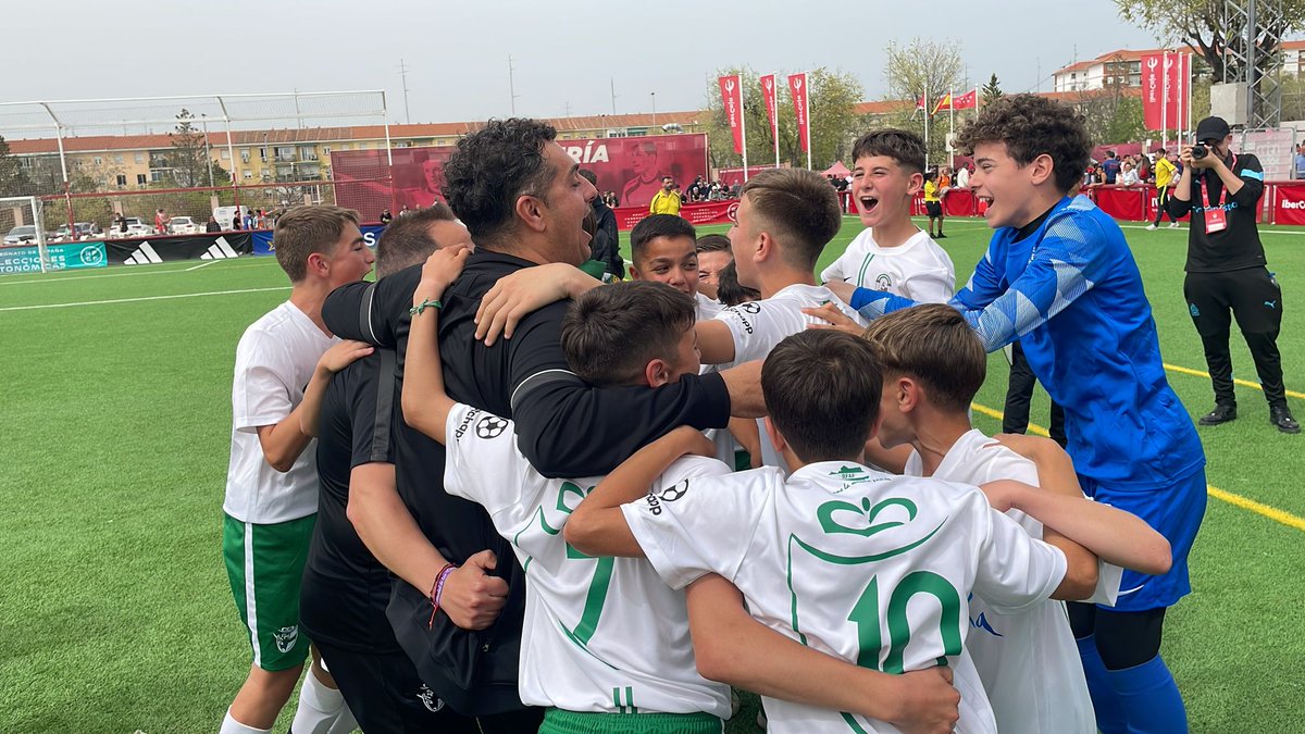 🏆 CAMPEONES DE ESPAÑA 🏆

😁 La #AndaluzaSub12 vuelve a conseguir el título nacional y estas caras lo demuestran 

👏 Enhorabuena y gracias equipo por llevar los colores de Andalucía a lo más alto ‼️

🙌 Mención especial a Salva del <a href="/RBetisCantera/">Real Betis Cantera</a> que ha sido nombrado MVP