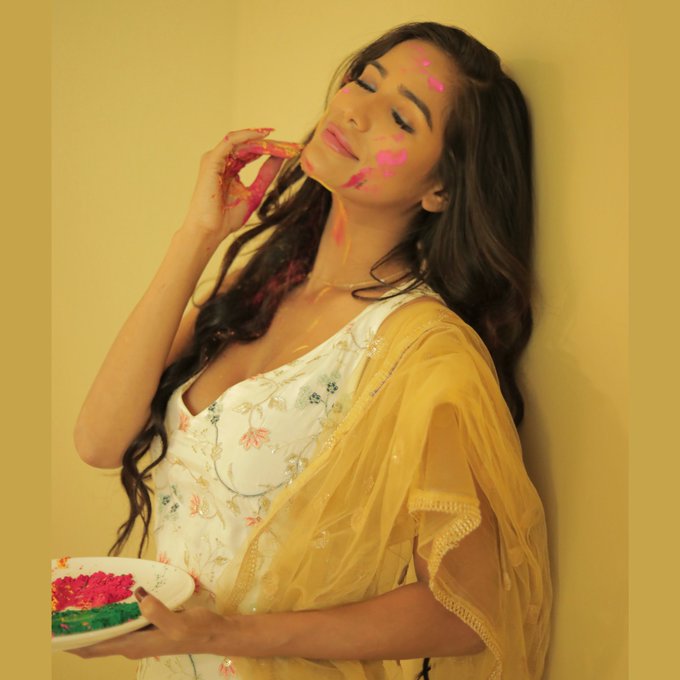 Holi vibes got me ✨💕   #holi #colorful #fun https://t.co/OjRtAzR0I4<a href="/tag/holi"class="tags">#holi</a><a href="/tag/colorful"class="tags">#colorful</a><a href="/tag/fun"class="tags">#fun</a>