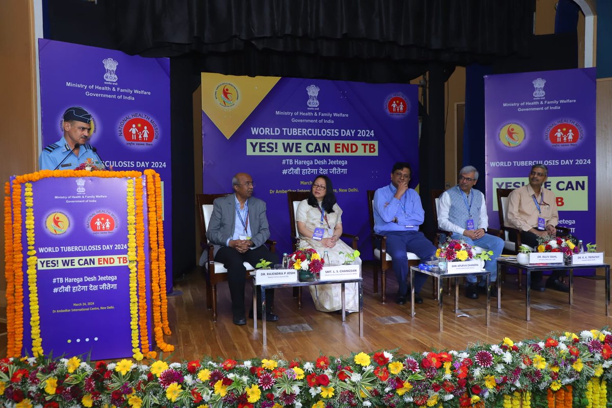 Shri Apurva Chandra, Secretary-H&FW, felicitated Air Marshal (Dr) Rajesh Vaidya, for the support & active collaboration of Indian Air Force (as Ni-kshay Mitra)in the fight against TB. #TBMuktBharat #WorldTuberculosisDay #IAF