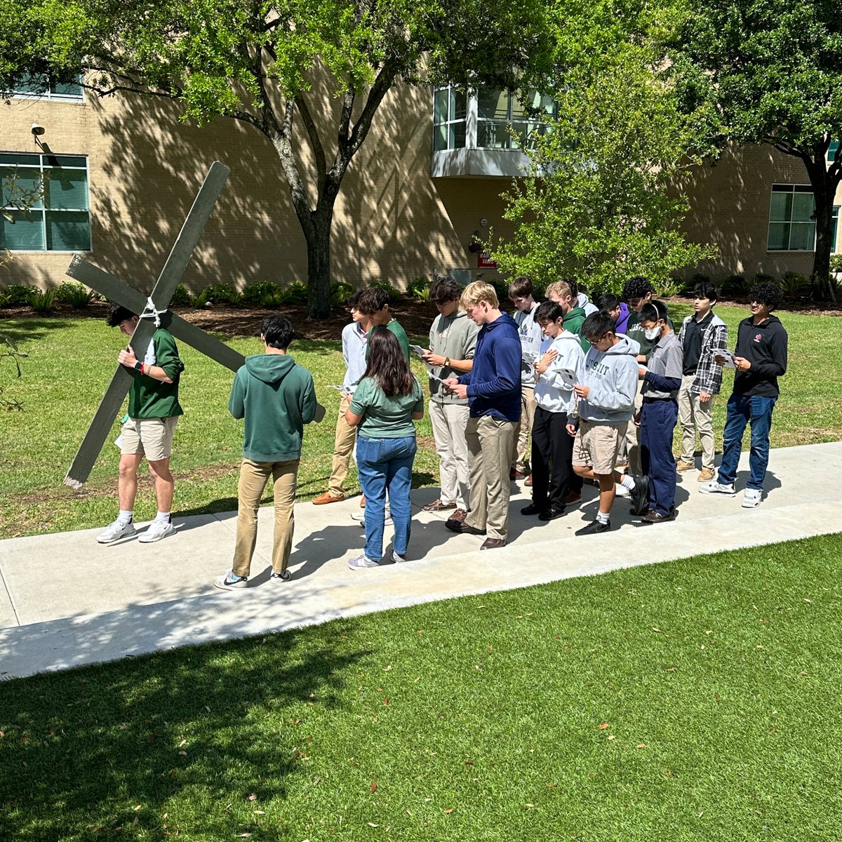 Today is Palm Sunday, and we remember Christ’s arrival in Jerusalem and mark the beginning of Holy Week. This past Friday, Mrs. Gabriela Karaszewski’s theology classes prayed the rosary around campus. May God bless our community this Holy Week as we prepare for Easter!