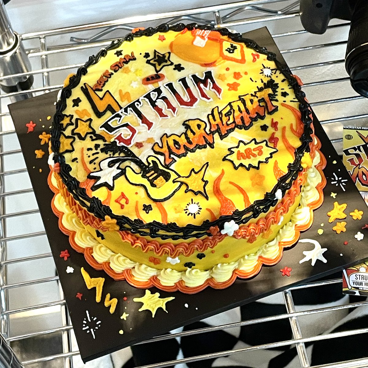 WhooU__'s tweet photo. 너무 이쁘게 꾸며져있어서 입 떡 벌리고 감탄했던 생카 ¨̮ෆ
락스타 런쥔이로 가득😎🎸
운좋게 럭드 1등 당첨되서 넘 행복했어요!!!💛

#이_울림이_번져갈_323
#Strum_Your_Heart https://t.co/eflboF4YPO