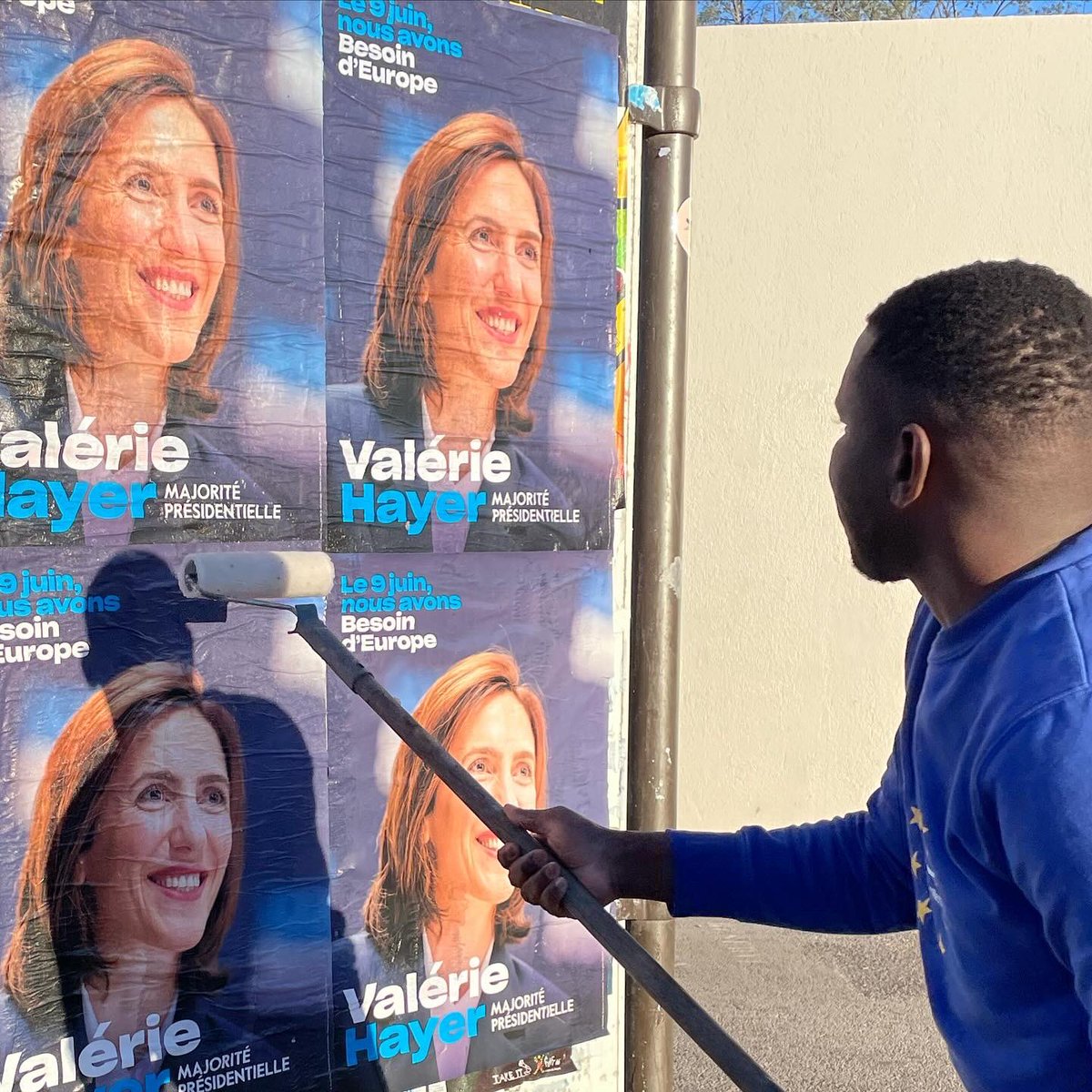 JeunesMacronPO's tweet photo. Fin de notre grand week-end de collages dans tout le Département avec @renaissance_po pour afficher notre candidate @ValerieHayer ! On ne lâche rien, @BesoindEurope ! https://t.co/j6YwvEItcC