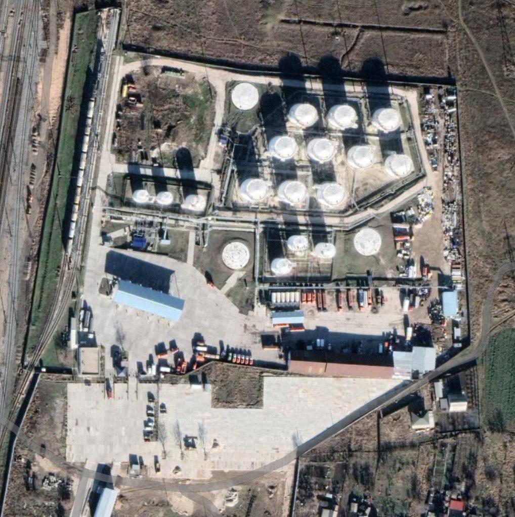 Renata59410304's tweet image. Nella #Sebastopoli occupata dopo 
la "notte esplosiva" è stato probabilmente danneggiato il Principale Centro Comunicazione della #Flotta del #MarNero russa 
Secondo il Progetto Tecnico OSINT vi si trovavano #UnitàMilitari di Lanciarazzi dell #FSB e brucia un deposito petrolifero