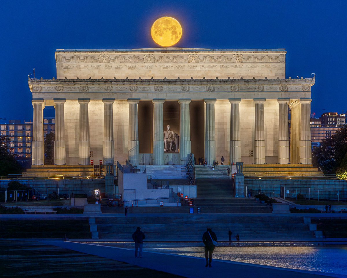 Early this morning, the #FullMoon 🌕 settled right over the Abraham Lincoln Memorial Statue. 🏛️ #WashingtonDC @capitalweather @PoPville @spann @NASAMoon @dcstormchaser @TheNationalMall @NationalMallNPS @washingtondc @7NewsDC @NWS_BaltWash @StormHour @photopills @ThePhotoHour