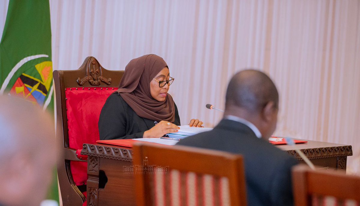 ikulumawasliano's tweet photo. Rais wa Jamhuri ya Muungano wa Tanzania Mhe. Samia Suluhu Hassan akiongoza Kikao cha Baraza la Mawaziri kilichofanyika Ikulu Dar es Salaam tarehe 24 Machi, 2024. https://t.co/shr3rg75sz