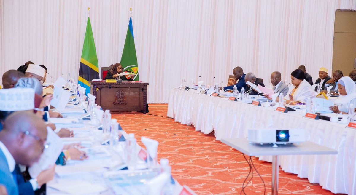 ikulumawasliano's tweet photo. Rais wa Jamhuri ya Muungano wa Tanzania Mhe. Samia Suluhu Hassan akiongoza Kikao cha Baraza la Mawaziri kilichofanyika Ikulu Dar es Salaam tarehe 24 Machi, 2024. https://t.co/shr3rg75sz