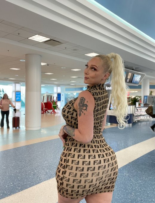 do you think this dress looks good on me?? https://t.co/ffIkb4cMmw