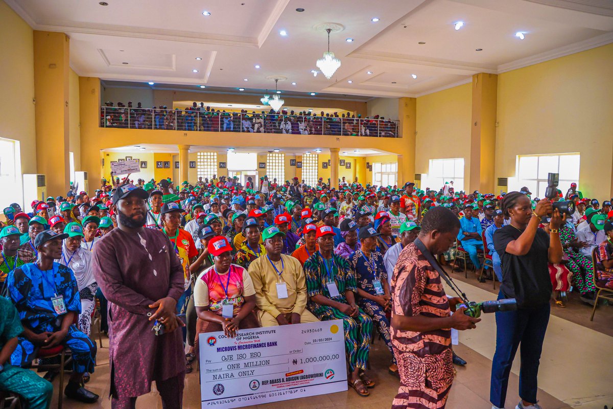 Yesterday, we were at an empowerment programme providing grants to microbusinesses by the Cocoa Research Institute of Nigeria in conjunction with Microvis Microfinance Bank, facilitated by Hon Abass Adigun (Agboworin), the Member of the House of Representatives for Ibadan North