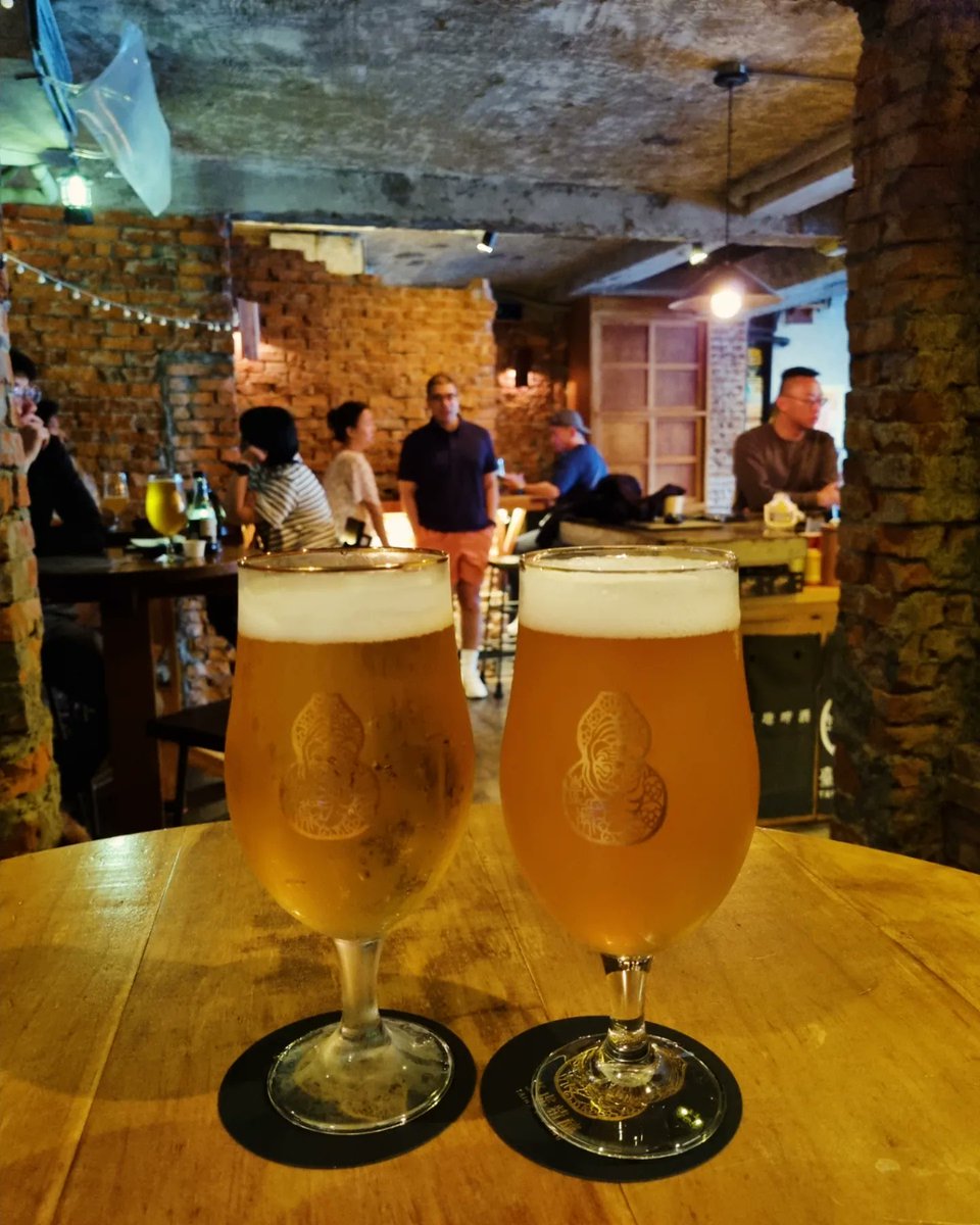 brewsandbeers's tweet photo. First time visit to @TaihuBrewing  in Taichung. Taihu was packed yesterday afternoon &amp; full of good cheer. On a hot 32c day, their huge range of cool craft beers was as appreciated as their awesome air-con. We'll defo be 'Back To The Taihu'.  #craftbeer #taiwan #taichung #BTTF https://t.co/HERmrHa1pU