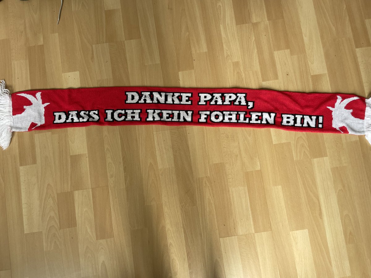 2smart4u's tweet photo. Den Schal habe ich seit Juli letzten Jahres gesucht und dachte schon, ich hätte ihn verloren.

Jetzt wieder wiederentdeckt - beim Kodfer-Packen:

Er war diet in einem schmalen Fach versteckt.

Jetzt wird alles gut!

#effzeh #vflmerda https://t.co/Zi6JfDgJVV